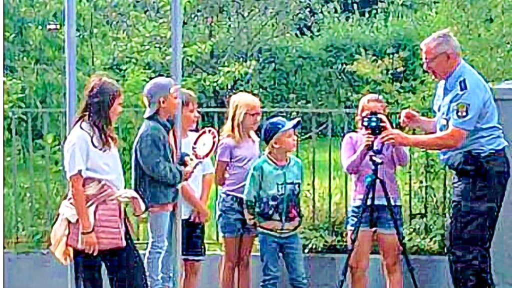 Die Kinder des Hortes in Möser konnten den Regionalbereichsbeamten bei ihren Geschwindigkeitskontrolle über die Schulter blicken.