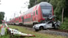 Zu dem Unfall mit dem Regionalexpress kam es an einem Bahnübergang.