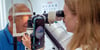 Mobile Augenuntersuchung in Gommern durch Mirantus: Erhard Bender aus Hobeck wird von Optometristin Laura Dietrich in der Versammlungsstätte untersucht. 