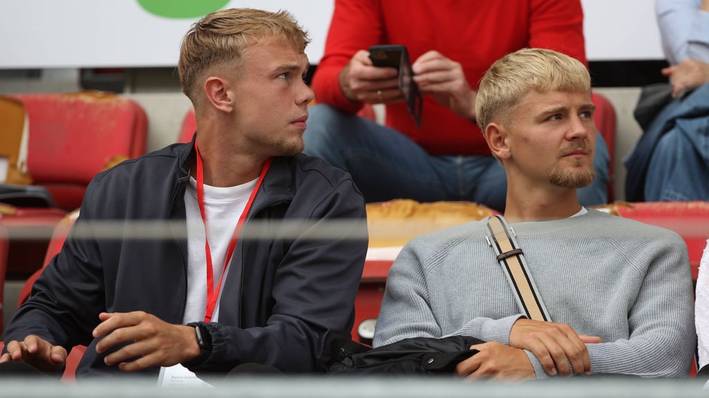 Kilian Zaruba (l.), hier neben Robin Friedrich, auf der Tribüne des Leuna-Chemie-Stadions.