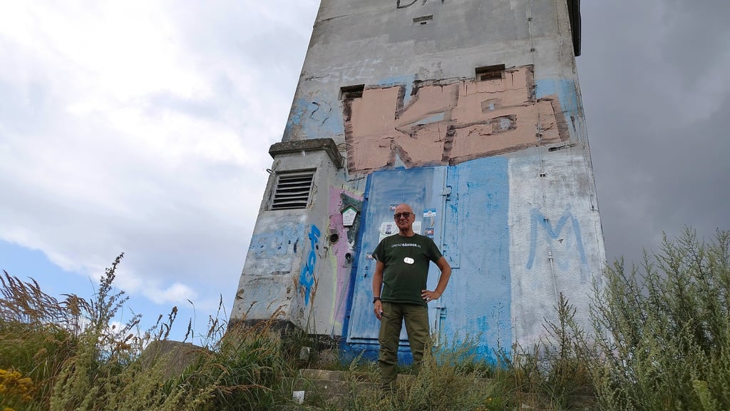 Friedenswanderer Günter Polauke am ehemaligen Grenzturm bei Hoyersburg.