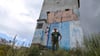Friedenswanderer Günter Polauke am ehemaligen Grenzturm bei Hoyersburg.