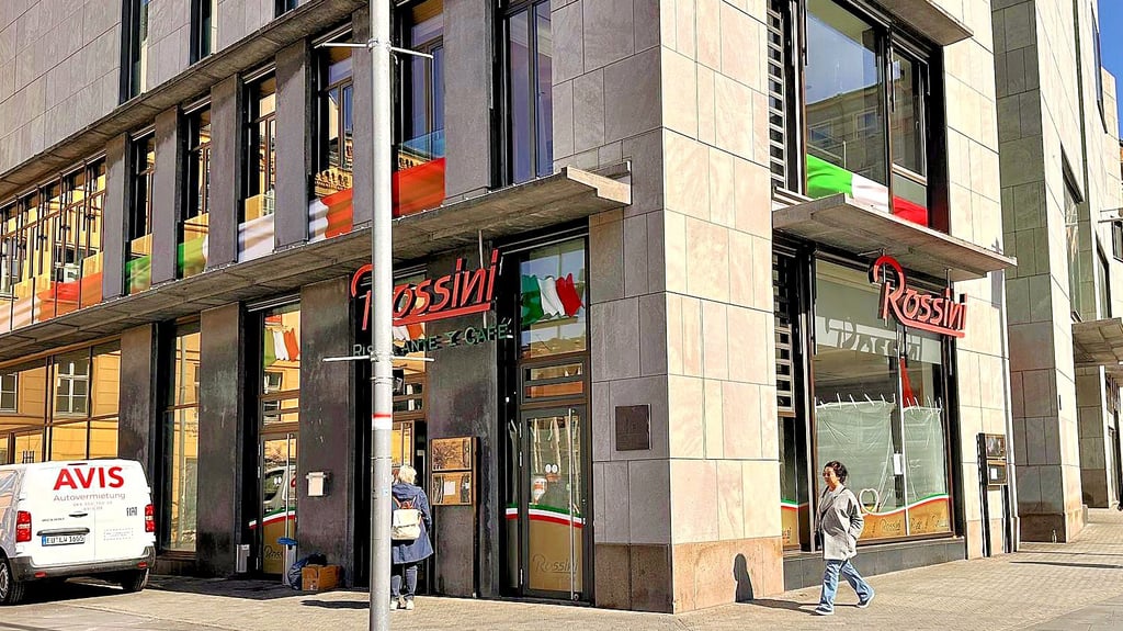 Dort, wo bis Ende März noch das „Rossini“ war, zieht bald die L’Osteria ein: Das ehemalige Kaufhof-Gebäude wird derzeit umfassend umgebaut.