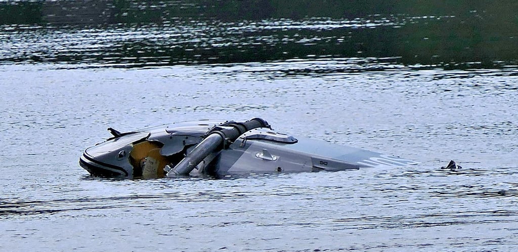 Hubschrauber-Teile treiben in der Nähe des sächsischen Grimma in der Mulde. Große Mengen Kerosin sind ausgetreten.