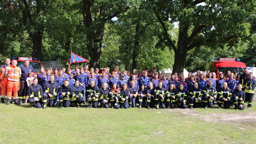 Das 30. Zeltlager der Jugendfeuerwehr der Hansestadt Stendal auf dem Gelände der Altmark-Oase, Altoa, in Stendal ist offiziell eröffnet.