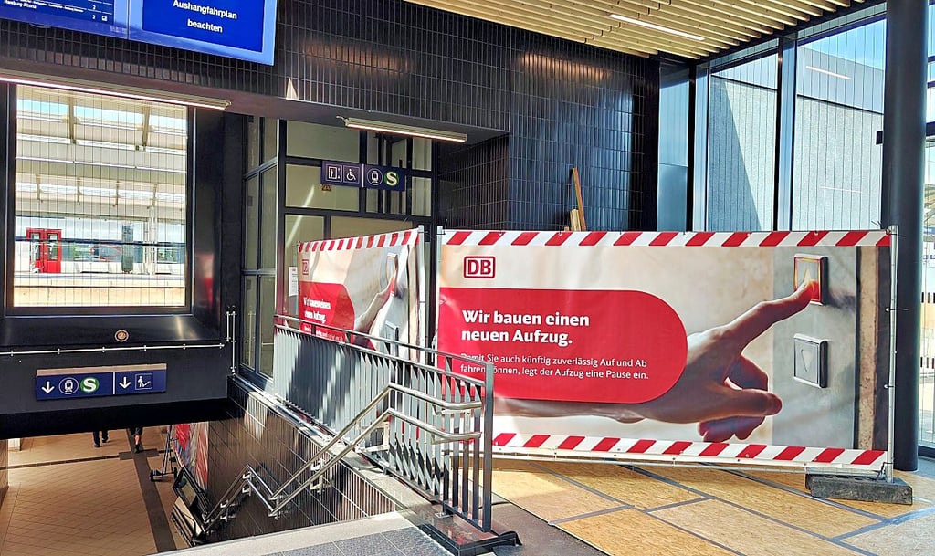 Auch der Aufzug im neu errichteten Übergangsbauwerk zum Fußgängertunnel, der zu den Bahnsteigen führt, ist gesperrt. Reisende können nur die Treppen benutzen.