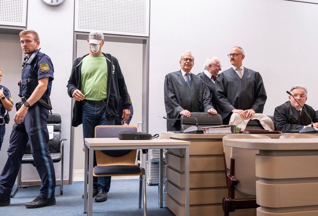 Der mutmaßliche Haupttäter kommt vor der Urteilsverkündung im Fall des Diebstahls des Manchinger Keltengoldes in den Gerichtssaal.