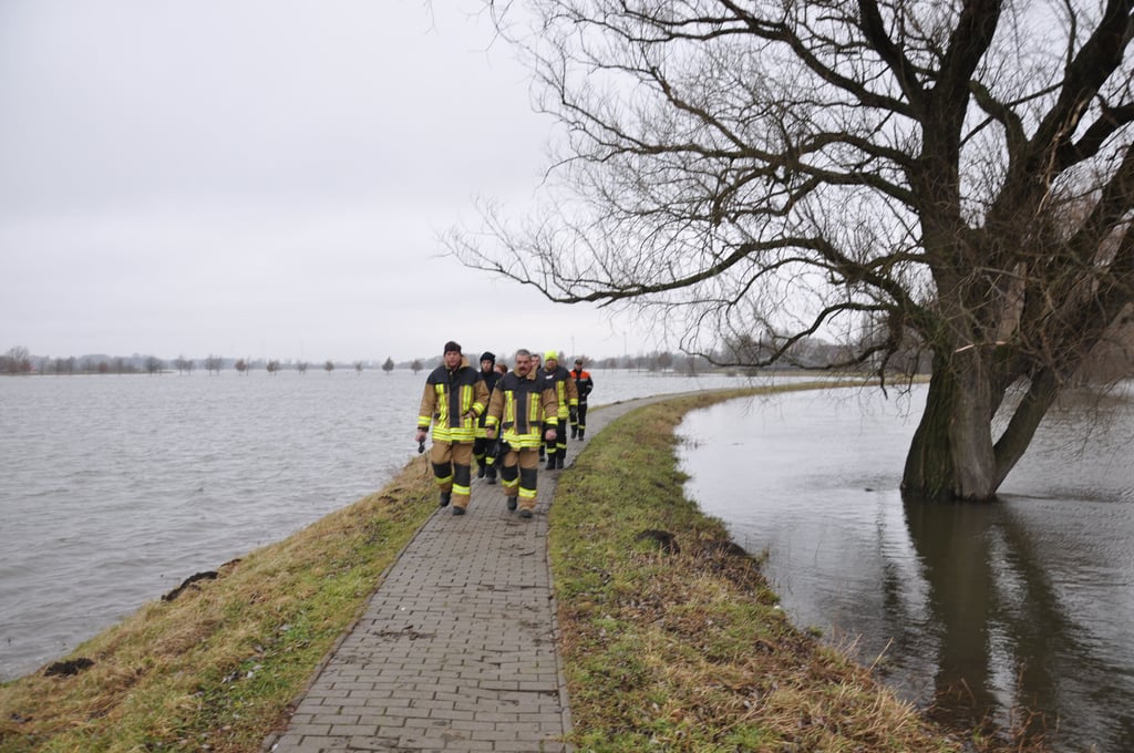 Gemeinsam hat man Brände gelöscht, Katastrophen besiegt, bei Unfällen geholfen oder Tiere gerettet – hier: ein Hochwassereinsatz an der Bode, 2011.