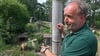 Die Bären und das Loch: Holger Zufelde zeigt auf das Gehege, in dem die Tiere gegraben haben. Er sieht es gelassen, man könne dagegen nichts machen.