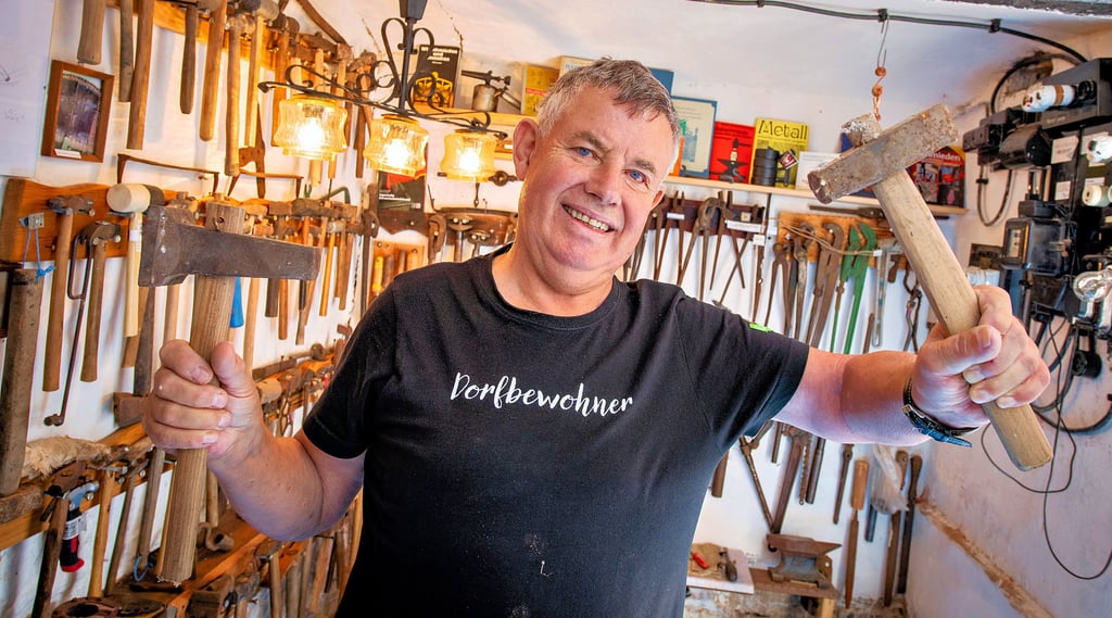 Wohin das Auge schaut, erblickt es Hämmer – Lutz Walther sammelt dieses Werkzeug und stellt es im einstigen Stall in Casekirchen aus.