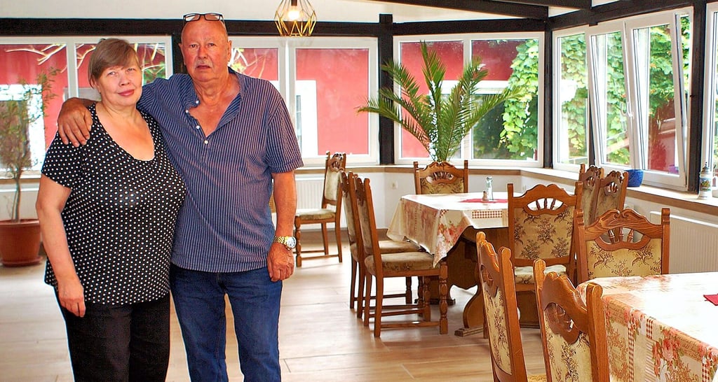Birgit Pretorius und Wolfgang Merda stehen auf der gemütlichen Terrasse des „Dorfkrugs“ in Nitzow.