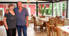 Birgit Pretorius und Wolfgang Merda stehen auf der gemütlichen Terrasse des „Dorfkrugs“ in Nitzow. 