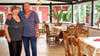Birgit Pretorius und Wolfgang Merda stehen auf der gemütlichen Terrasse des „Dorfkrugs“ in Nitzow. 