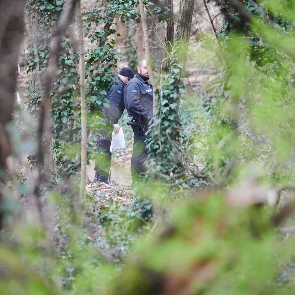 Polizisten sichern in Berlin Spuren nach dem Fund eines Oberschenkels, der später einem Mann aus Sachsen-Anhalt zugeordnet wurde.