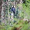 Polizisten sichern in Berlin Spuren nach dem Fund eines Oberschenkels, der später einem Mann aus Sachsen-Anhalt zugeordnet wurde.