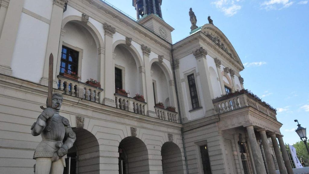 Im Alten Rathaus am Alten Markt in Magdeburg hat die Stadtverwaltung ihren Sitz. Sie ist mehr denn je zum Sparen verdammt.