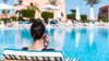 Realität für viele Beschäftigte: Einer aktuellen Umfrage zufolge arbeiten mehr als 57 Prozent der Deutschen gelegentlich oder sogar regelmäßig im Urlaub.
