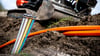 Bevor die Immobilien mit Glasfaser angebunden werden können, müssen Leerrohre verlegt werden. Durch diese wird die eigentliche Glasfaserleitung durchgeblasen.  