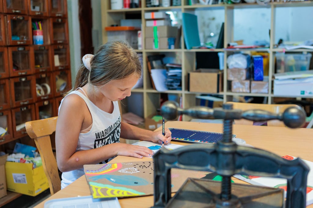 Kinder können sich im Kunsthaus in der Breitscheidstraße Zeitz ausprobieren. Die zehnjährige Emma Winkler arbeitet gern hier.