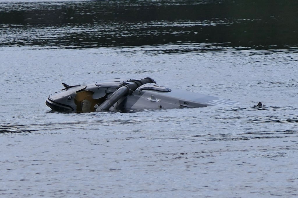 Ein Hubschrauber ist in den Fluss Mulde gestürzt.