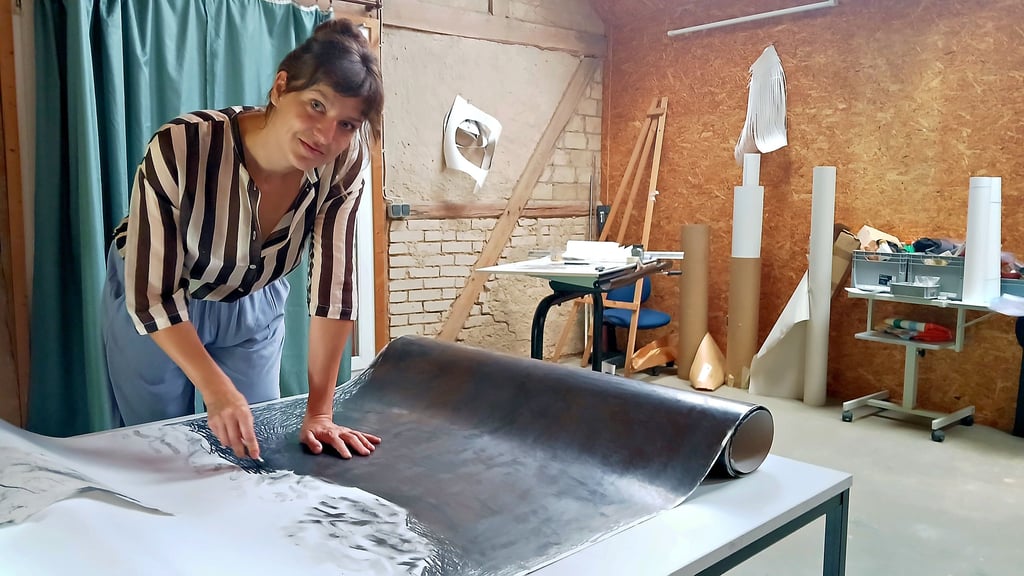 Charlotte Antony, sonst in Halle zuhause, arbeitet seit einem Monat im Stipendiatenhaus des Kunsthofes Dahrenstedt.