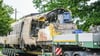 Ein Waggon ist zum Abtransport auf einen Tieflader verladen worden.