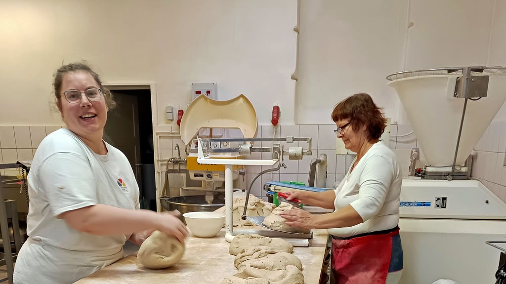 In der „Backnacht“ bekam Janka Wegener (links) Unterstützung von Petra Conrad (rechts) und Anke Burmeister. 