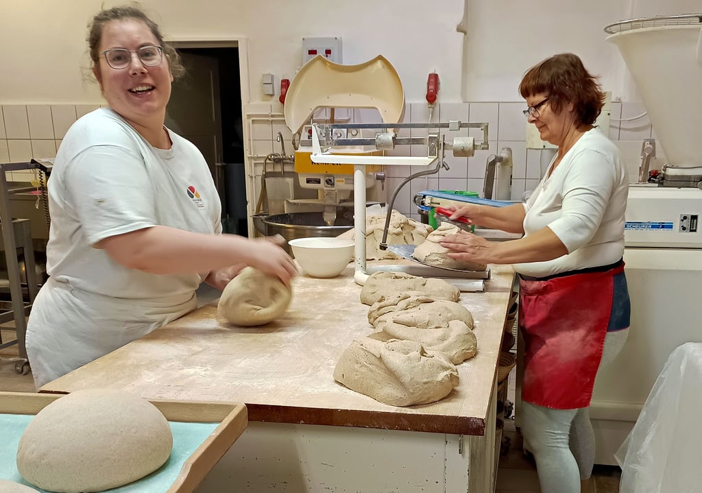 In der „Backnacht“ bekam Janka Wegener (links) Unterstützung von Petra Conrad (rechts) und Anke Burmeister.