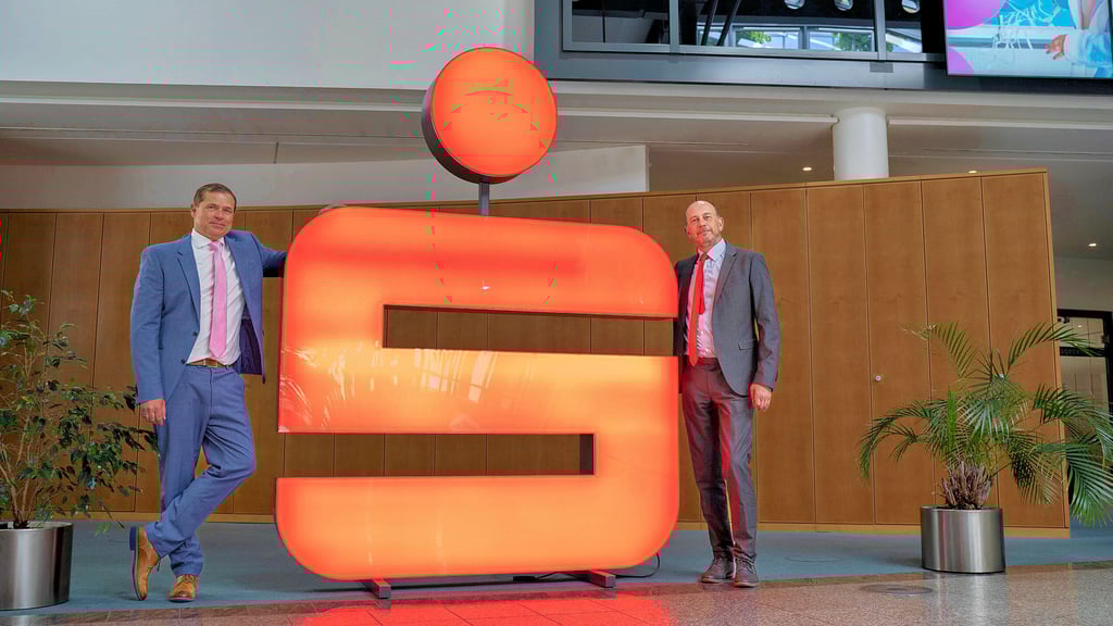 Thomas Arndt (links) und Ralf Müller von der Sparkasse erklären, warum alle Kunden Post von der Bank bekommen – und was sich im Oktober ändert.