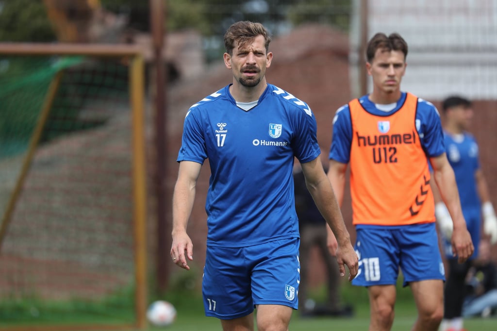 Noah Pesch (hinten) mit Trainingsleibchen beim FCM: Der Club hielt den Zugang am Dienstag geheim.