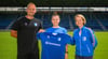 Die Freude über den Wechsel der Außenverteidigerin ist groß (v. r.): bei Abteilungsleiterin Kati Krohn, Latoya Bach und Trainer Nico Koch.