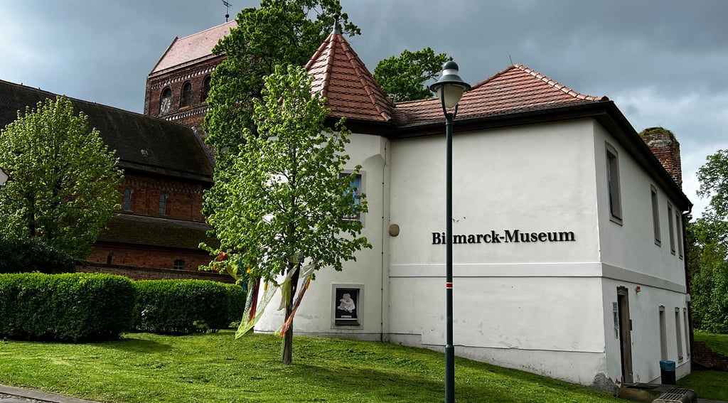 Das Bismarck-Museum ist neben der Kirche im Hintergrund eine Sehenswürdigkeit in Schönhausen und natürlich auch im Heft vertreten.