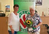 Volkssolidaritäts-Leiterin Yvonne Hinz gratulierte Renate Grabenstein (rechts) schon einmal für die Auszeichnung mit dem Sozialpreis 2025.  