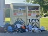 Inzwischen wurden die überquellenden Altkleidercontainer in der Frohen Zukunft geleert. 