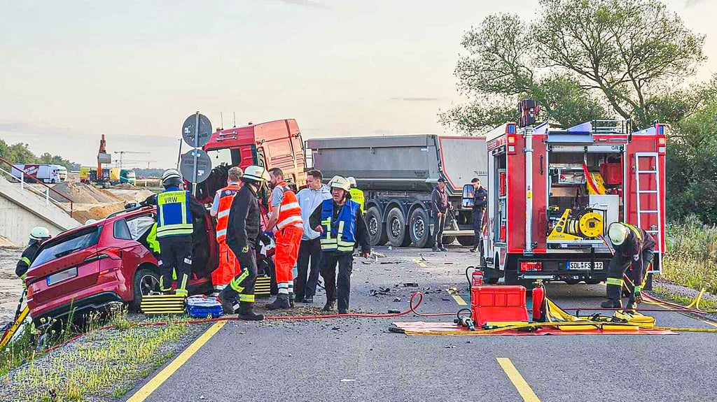 Die Unfallstelle auf der Baustellen-Umfahrung Höhe Vielbaum/Voßhof bei Seehausen (Altmark): Am Dienstag, 29. Juli, ist dort ein Auto mit einem Lkw zusammengekracht.