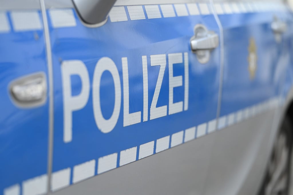 Die Polizei bringt den Mann laut eigenen Angaben unter Kontrolle - zwei Kollegen erleiden dabei Blessuren. (Symbolbild)