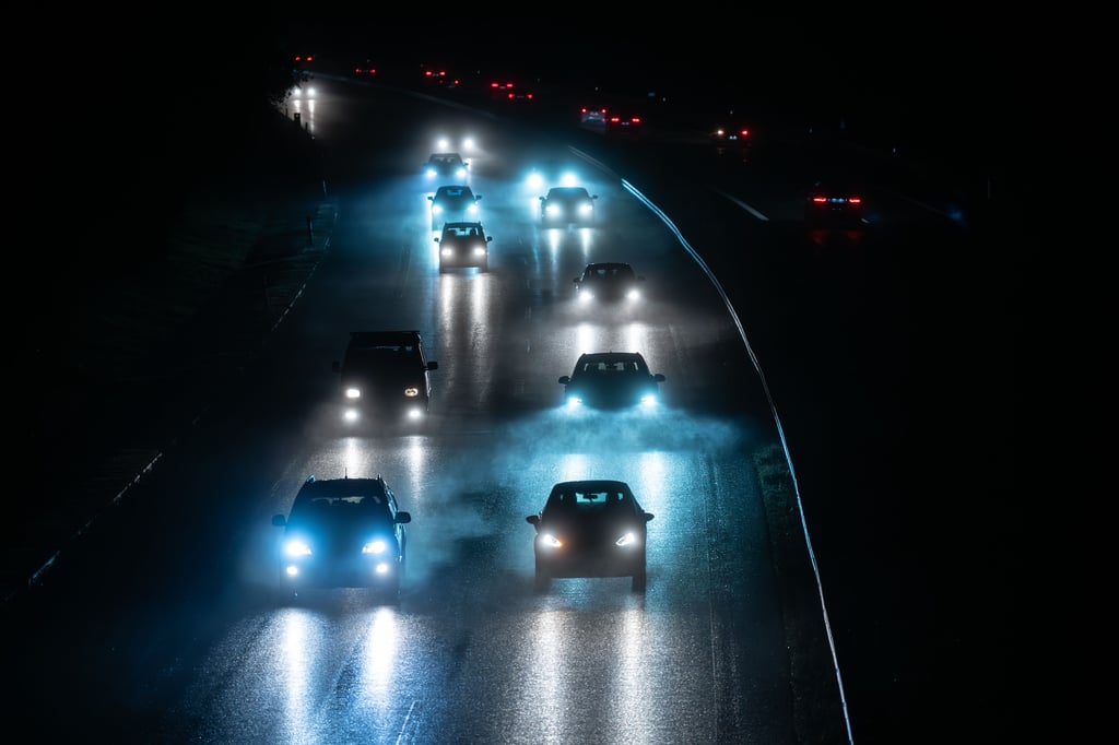 Autos fahren bei Dunkelheit und nasser Fahrbahn auf der Autobahn 81 (A81) bei Rottweil.