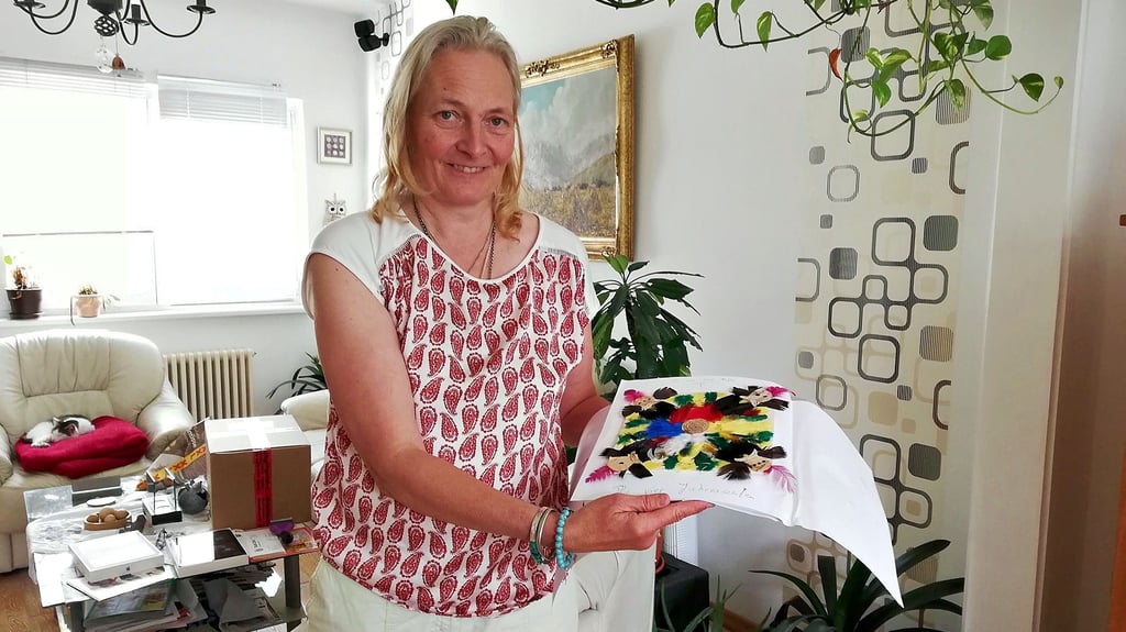 Anett Leutritz ist Autorin aus Zeitz und zeigt eine Collage aus Federn.