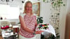 Anett Leutritz ist Autorin aus Zeitz und zeigt eine Collage aus Federn.  