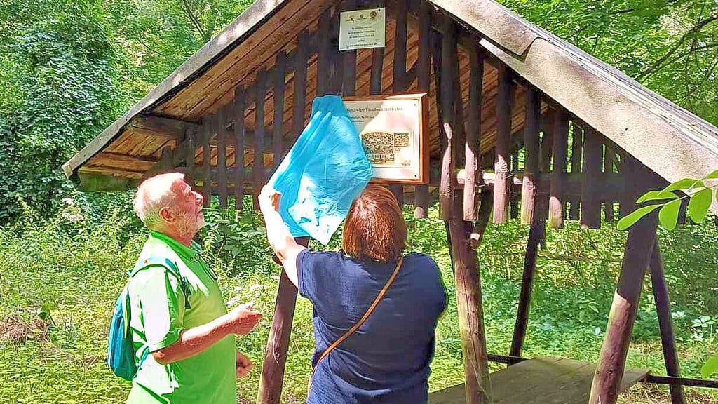 Uwe Lehmann und Gudrun Grünig bei der Enthüllung einer der beiden Hinweistafeln