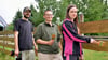 Toni Wöllner, Niklas Fischer und Maria Gesler (v.l.) sind Teilnehmer der Maßnahme „PraeVer – Prävention durch Veränderung“ und nehmen im Rahmen eines Projekttages Ausbesserungen am Zaun des Lebenshofs für Tiere in Geußnitz vor.