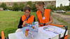 Mareike Beermann (l.) und Lena Rosenau sammeln die Ideen und Wünsche der Anwohner für die Entwicklung des Areals am Nonnenspring. 