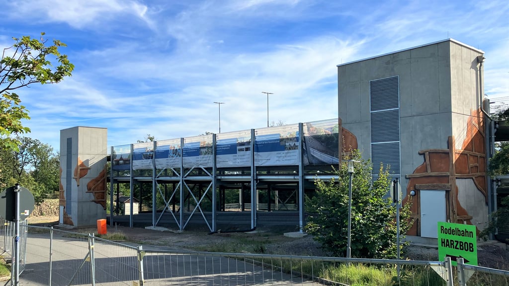 Bei einem Baustellenbesuch 2023: Das neue Parkdeck auf dem Hexentanzplatz in Thale steht schon.