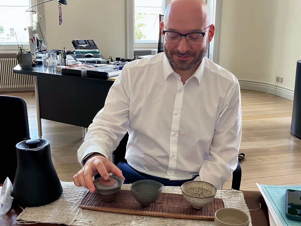 Innenminister René Wilke sitzt in seinem Arbeitszimmer in Potsdam bei einem Tee-Ritual. Der Politiker ist ein Liebhaber guten Tees.