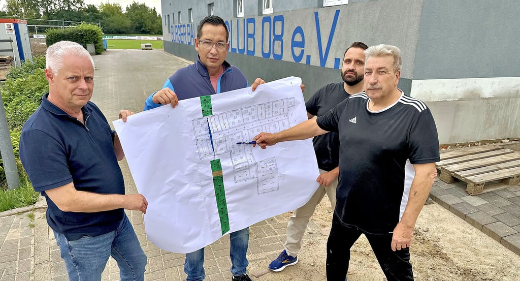 Vorstandsmitglieder Henning Preisler, Stephan Geserick, Jeff Kohl und Klaus Weihrauch vor dem neuen Vereinsgebäude – die größte Investition des BBC 08. Offen ist, ob der Kurs ohne Vereinshilfe fortgesetzt werden kann.