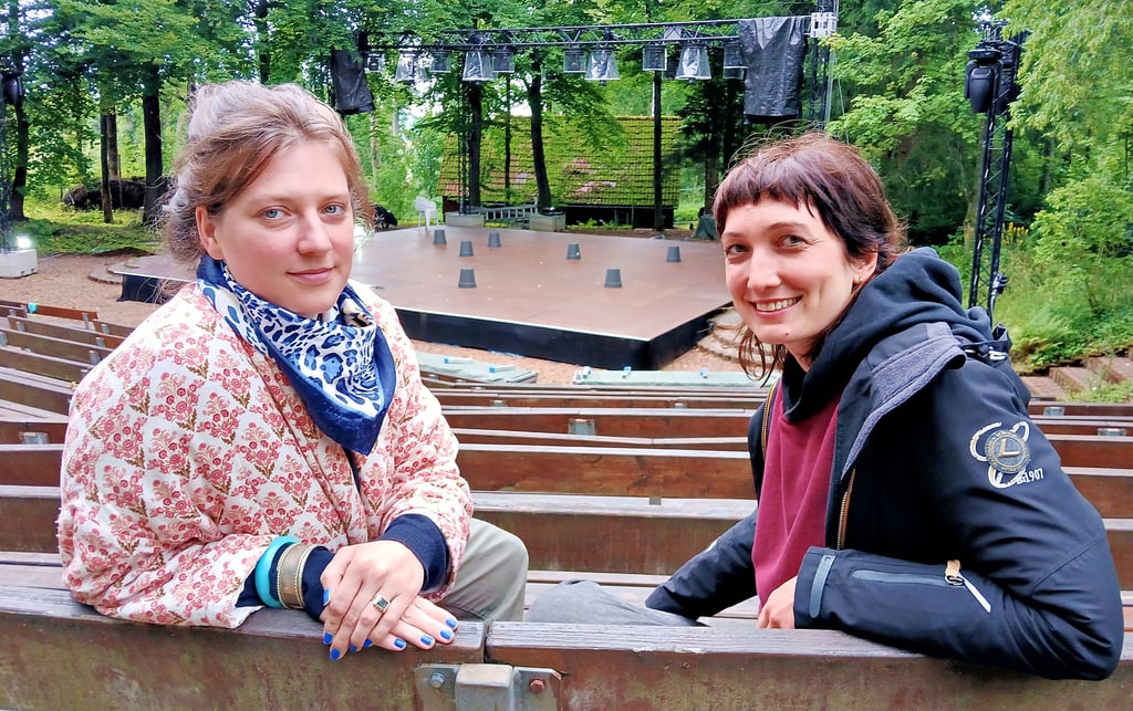 Lara Scherpinski und Annika Schäfer im Rund der Waldbühne Benneckenstein. Sie entwickeln das Stück „Wenn kein Baum mehr fällt“.
