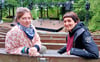 Lara Scherpinski und Annika Schäfer im Rund der Waldbühne Benneckenstein. Sie entwickeln das Stück „Wenn kein Baum mehr fällt“.