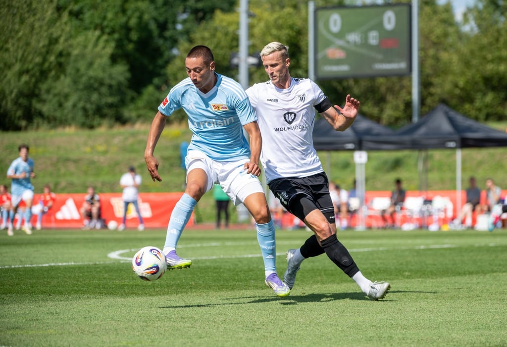Der Unioner Marin Ljubicic (l) kam nicht an Schweinfurts Thomas Meißner vorbei.