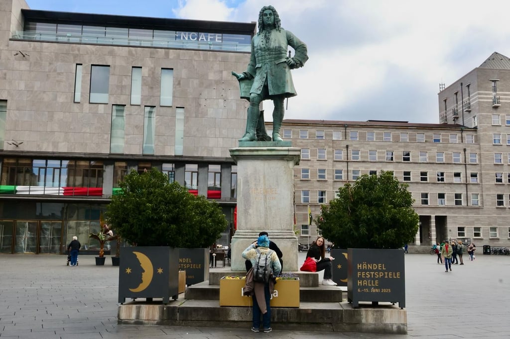 Mit Zaun oder ohne? Oberbürgermeister Alexander Vogt hat eine Debatte um das Händeldenkmal in Halle angestoßen. Nun fragt die SPD nach.