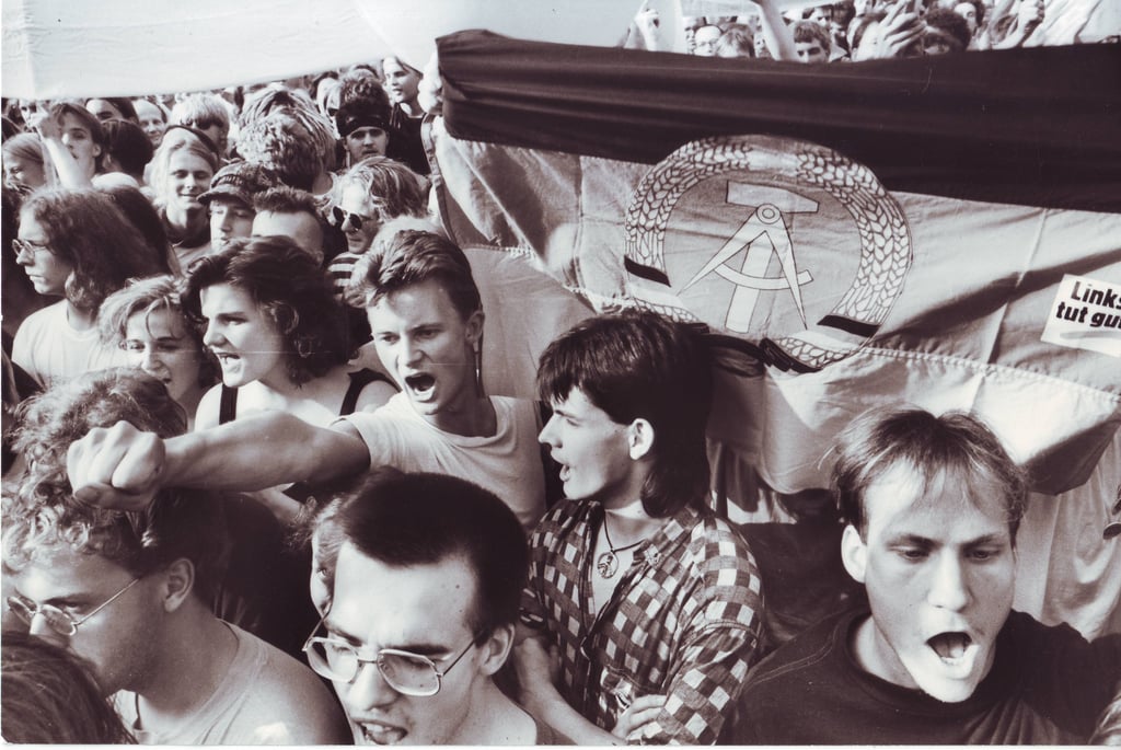Die DDR hat im Sommer 1990 noch immer ihre Fans - etwa hier bei einer Demo in Halle. Aber es sind nur noch wenige.